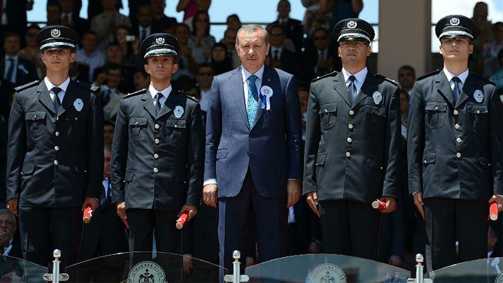 El gobierno turco empleará a 10.000 nuevos agentes de policía