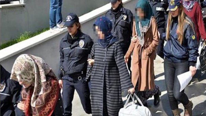 Turquía encarcela a 43 mujeres por organizar venta benéfica a beneficio de las víctimas de la purga