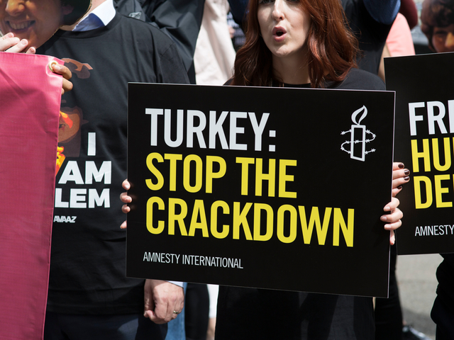 [INFORME] Amnistía Internacional: “El estado de emergencia de Turquía terminó, pero la represión de los derechos humanos continúa”
