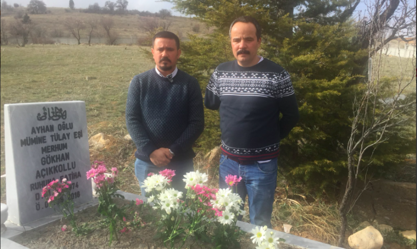 Activista izquierdista visita la tumba del profesor torturado por la policía turca tras el golpe de Estado