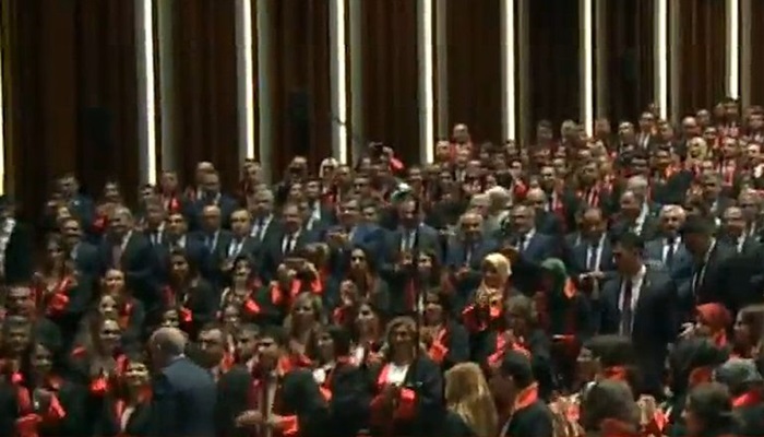 Nuevos jueces y fiscales le dan una gran ovación a Erdogan en la ceremonia del palacio presidencial