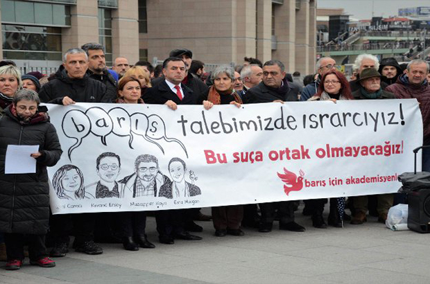 Turquía absuelve a más de 100 académicos que firmaron una declaración de paz