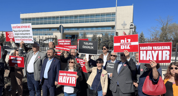 El Tribunal Constitucional de Turquía aborda la “Ley de Censura” mientras periodistas se manifiestan frente al tribunal